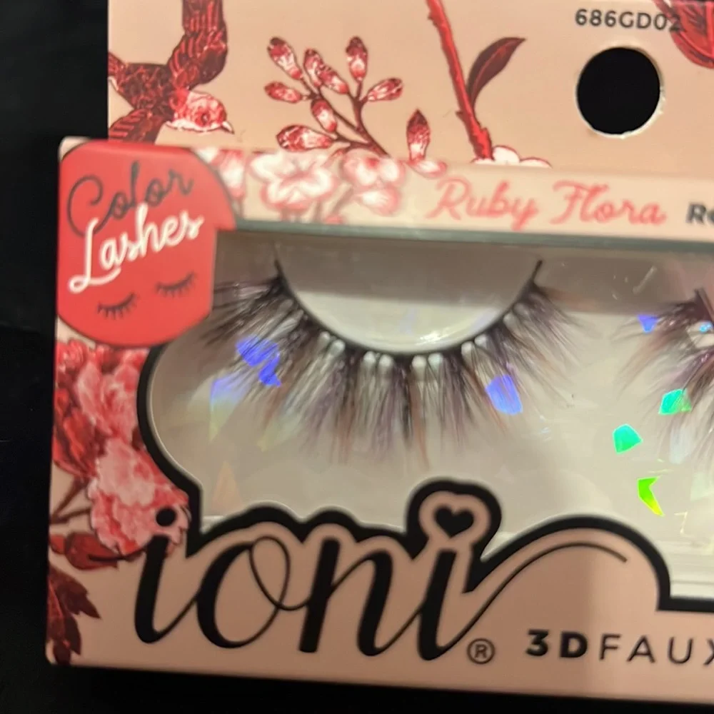 Lashes - Picture 2 of 3